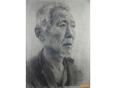 素描老人頭像用灰調(diào)子打底，再在灰調(diào)子上加重和提亮
